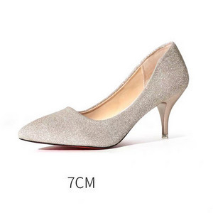 Elegáns női cipő fényes részecskékkel