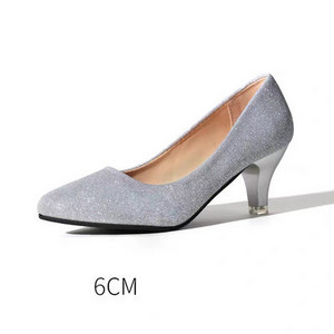 Elegáns női cipő fényes részecskékkel