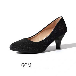 Elegáns női cipő fényes részecskékkel