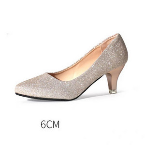 Elegáns női cipő fényes részecskékkel
