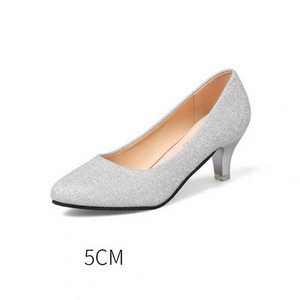 Elegáns női cipő fényes részecskékkel