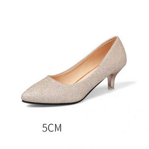 Elegáns női cipő fényes részecskékkel
