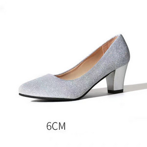 Elegáns női cipő fényes részecskékkel