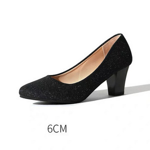 Elegáns női cipő fényes részecskékkel