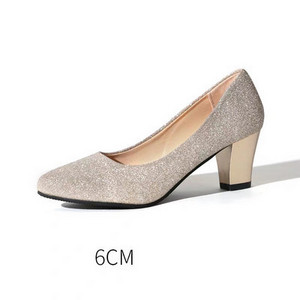 Elegáns női cipő fényes részecskékkel