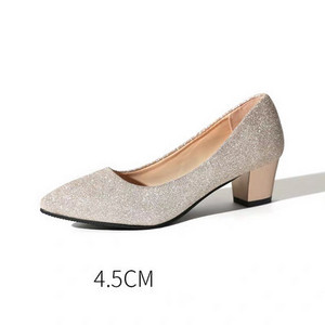 Elegáns női cipő fényes részecskékkel