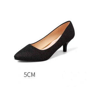 Elegáns női cipő fényes részecskékkel
