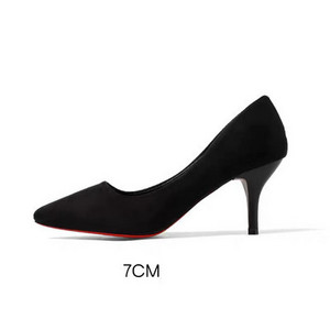 Elegáns női cipő fényes részecskékkel