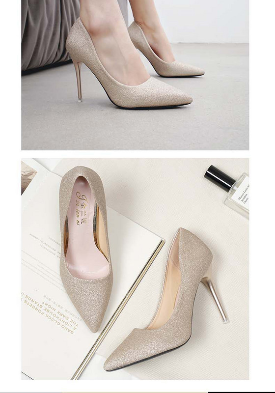 Elegáns női cipő fényes részecskékkel