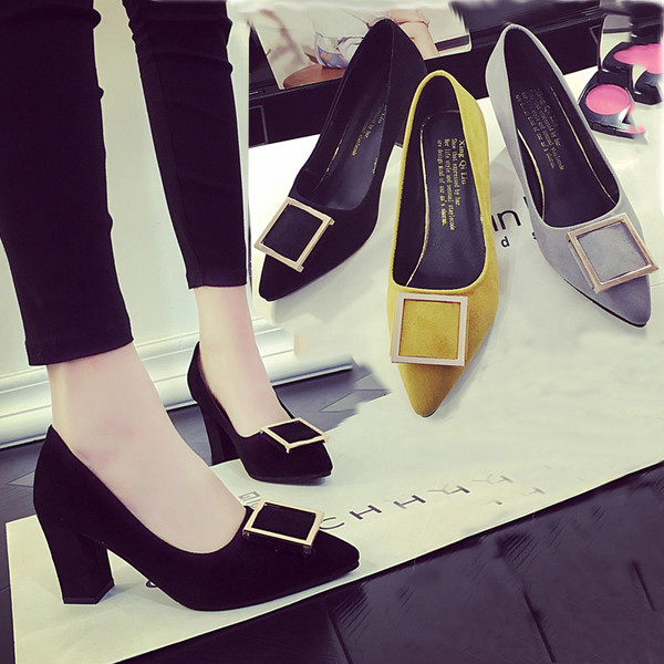 Izoštreni model ženskih cipela s kopčom i petom od 7 cm