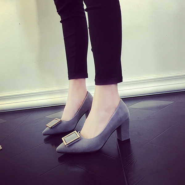 Izoštreni model ženskih cipela s kopčom i petom od 7 cm