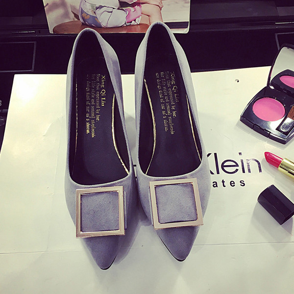 Izoštreni model ženskih cipela s kopčom i petom od 7 cm