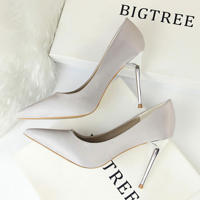 Modern női magassarkú cipő több modellben