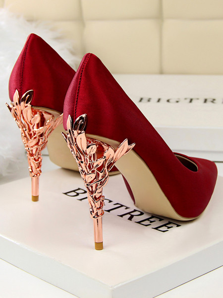 Modern női magassarkú cipő több modellben