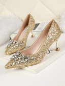 Női hegyes cipő magassarkúval és kövekkel