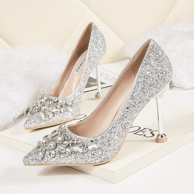 Női hegyes cipő magassarkúval és kövekkel