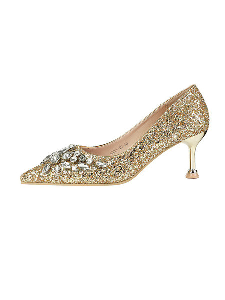 Női hegyes cipő magassarkúval és kövekkel