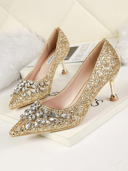 Női hegyes cipő magassarkúval és kövekkel