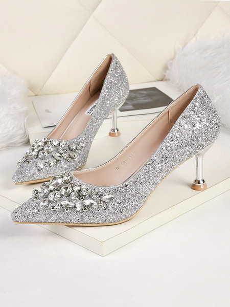 Női hegyes cipő magassarkúval és kövekkel