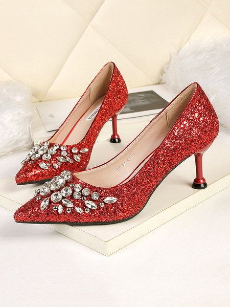 Női hegyes cipő magassarkúval és kövekkel