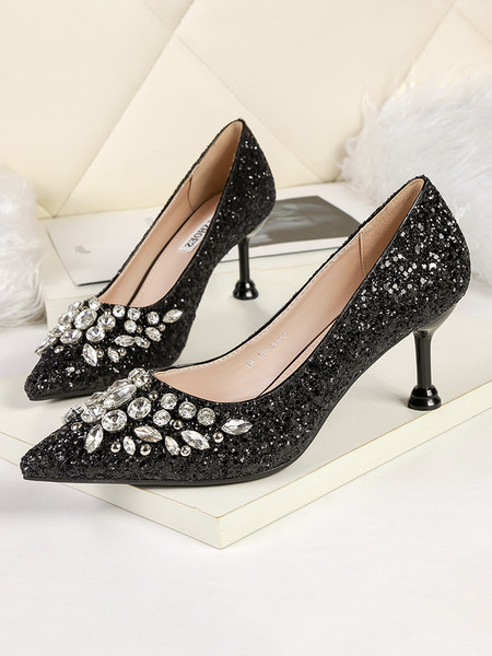 Női hegyes cipő magassarkúval és kövekkel