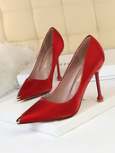 Moderni ženski model cipela na špic s visokom petom i metalnim ukrasom