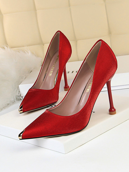 Moderni ženski model cipela na špic s visokom petom i metalnim ukrasom