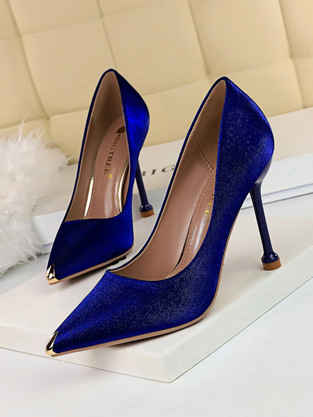 Moderni ženski model cipela na špic s visokom petom i metalnim ukrasom