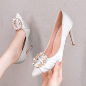 Modern női cipő fém elemekkel és kövekkel