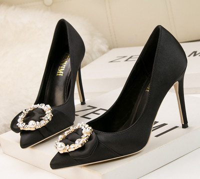 Modern női cipő fém elemekkel és kövekkel