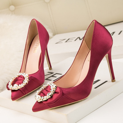 Modern női cipő fém elemekkel és kövekkel