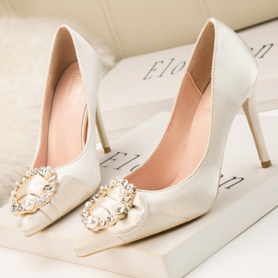 Modern női cipő fém elemekkel és kövekkel