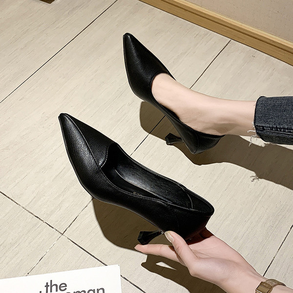 Női alkalmi cipő műbőrből - hegyes modell