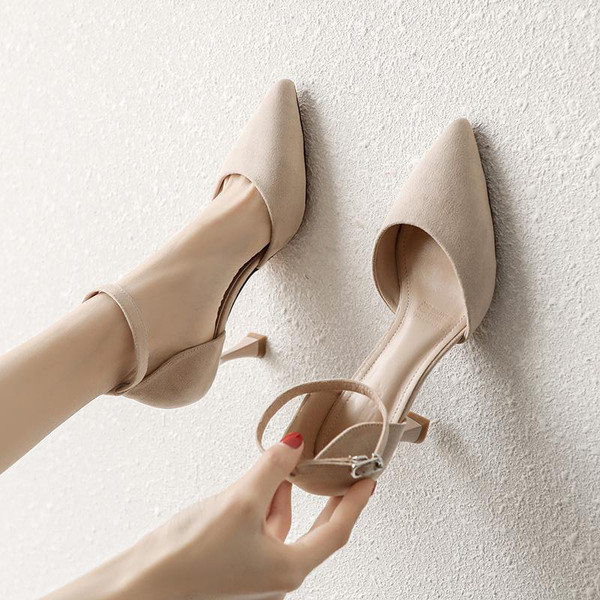 Öko velúrból készült alkalmi női cipő vékony sarkú - hegyes modellel