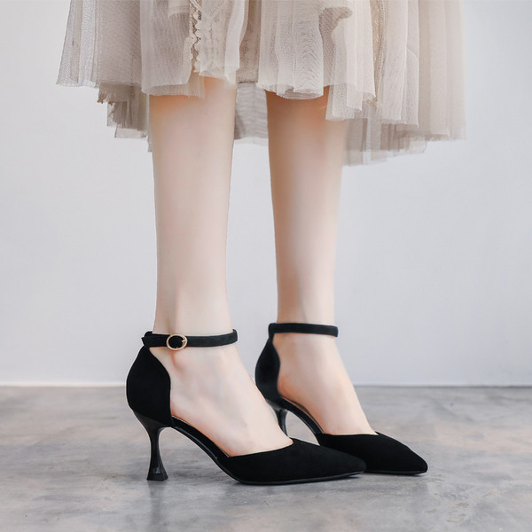 Öko velúrból készült alkalmi női cipő vékony sarkú - hegyes modellel