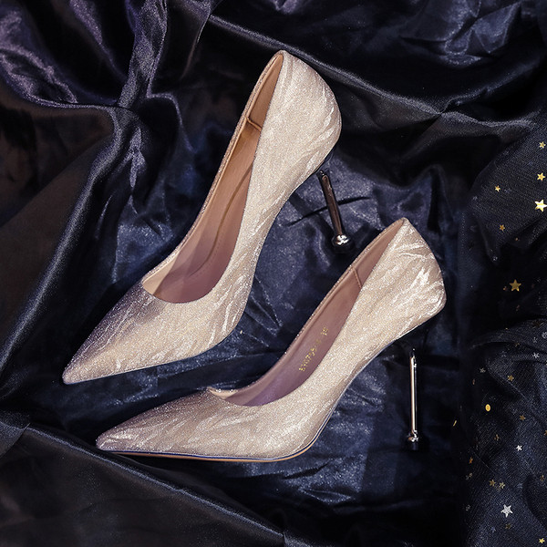 Elegáns, fényes hatású női cipő