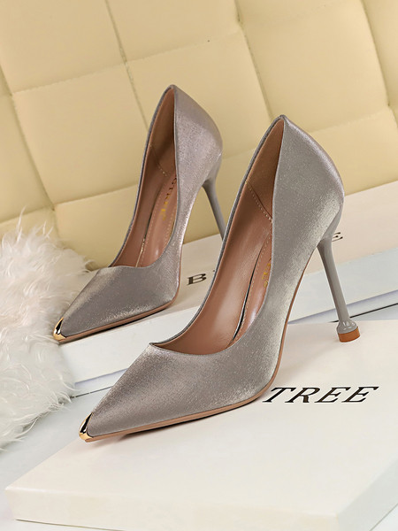Elegáns cipő hegyes orrral és fényes hatással