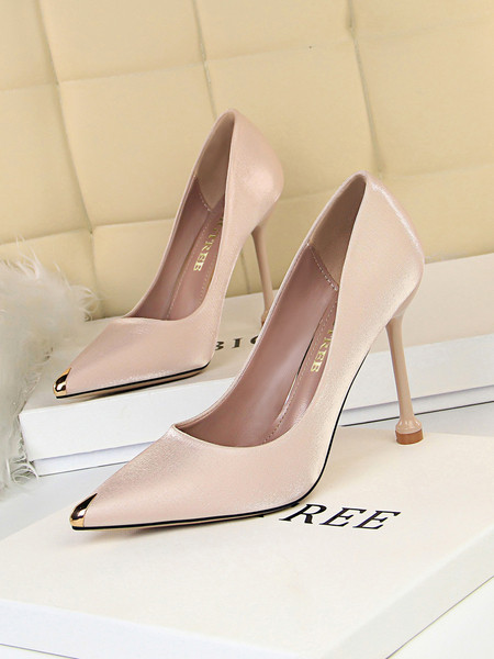 Elegáns cipő hegyes orrral és fényes hatással