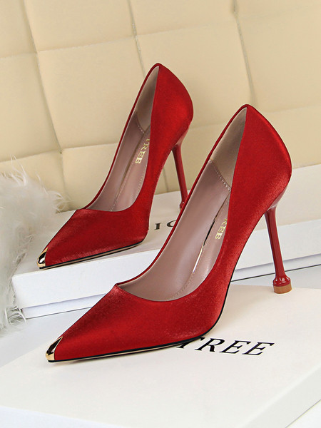 Elegáns cipő hegyes orrral és fényes hatással