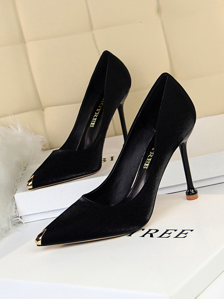 Elegáns cipő hegyes orrral és fényes hatással