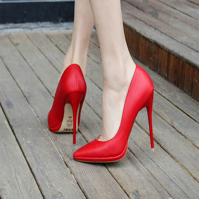 Elegáns női cipő új modellje - hegyes modell