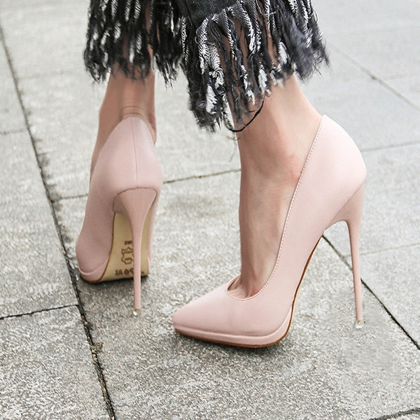 Elegáns női cipő új modellje - hegyes modell