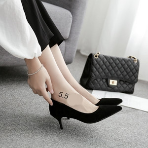 Modern női magassarkú cipő fekete színben