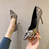 Kihegyezett női cipőmodell szalaggal és vékony 9,5 cm-es sarokkal