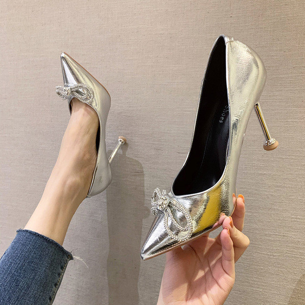 Kihegyezett női cipőmodell szalaggal és vékony 9,5 cm-es sarokkal