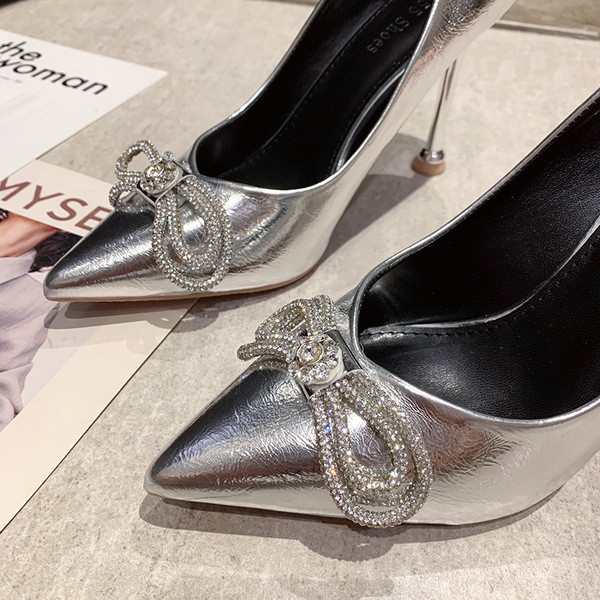 Kihegyezett női cipőmodell szalaggal és vékony 9,5 cm-es sarokkal