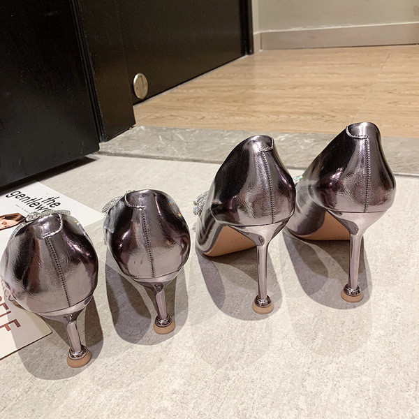 Kihegyezett női cipőmodell szalaggal és vékony 9,5 cm-es sarokkal