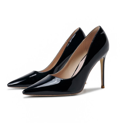 Női lakkcipő magassarkúval