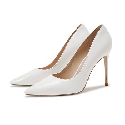 Női lakkcipő magassarkúval