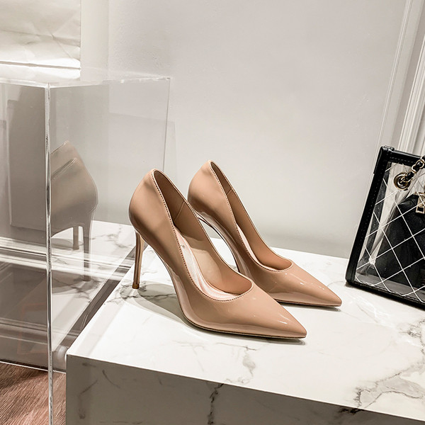 Női lakkcipő magassarkúval